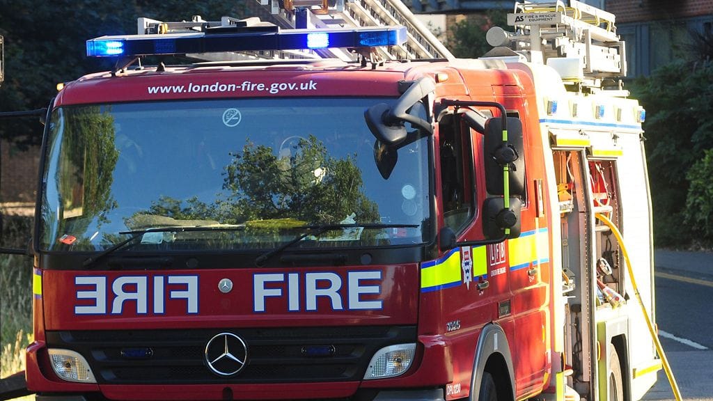 Kuvituskuva. Paloa sammuttaa noin sata palomiestä ja 15 paloautoa.