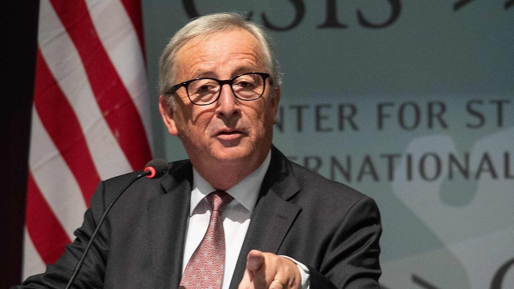 Yhdysvaltain presidentti Donald Trump ja Euroopan komission puheenjohtaja Jean-Claude Juncker kertovat tehneensä sopimuksen, jolla vältetään kireän kauppatilanteen paheneminen.