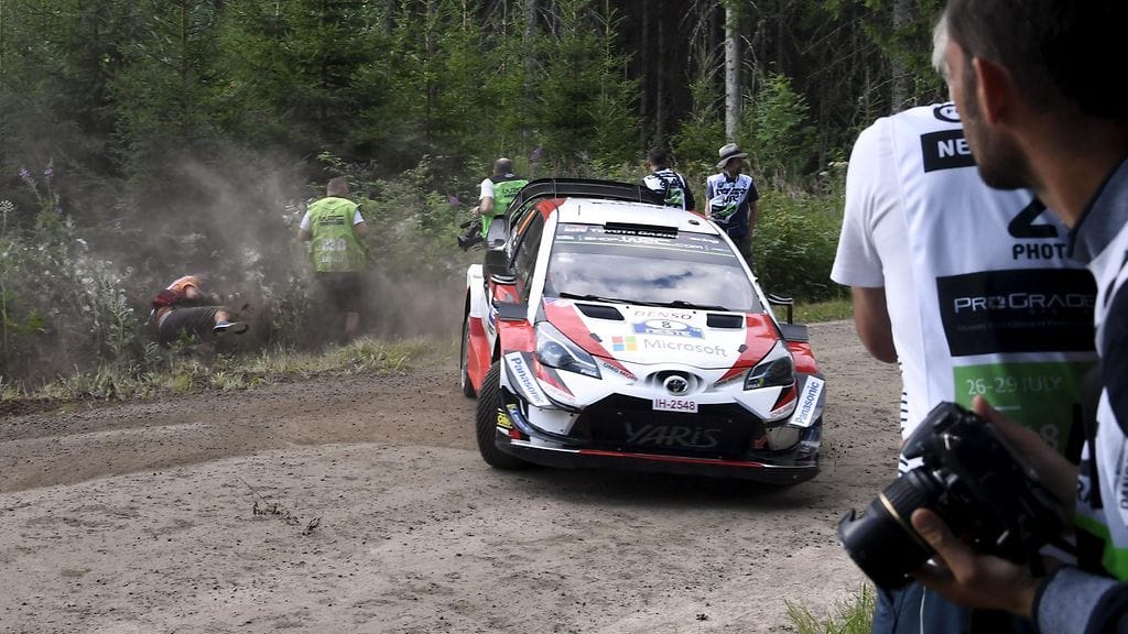 Valokuvaajat joutuivat väistämään Ott Tänakin autoa testierikoiskokeella.