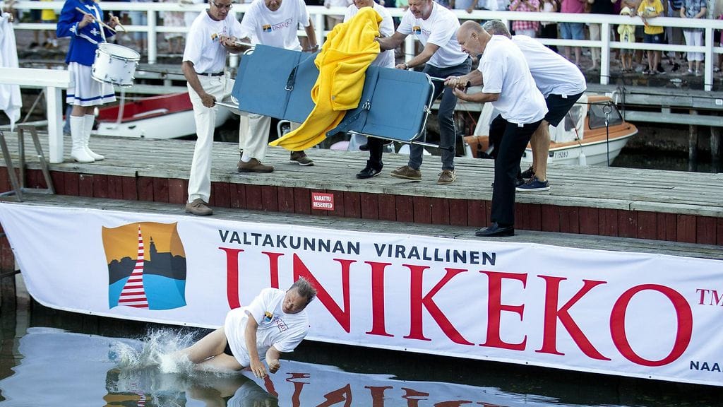 Turun Seudun Energiatuotannon toimitusjohtaja Tapani Bastman heitettiin varhain aamulla mereen perinteitä noudattaen unikeonpäivänä Naantalin vanhassa kaupungissa 27. heinäkuuta 2018.