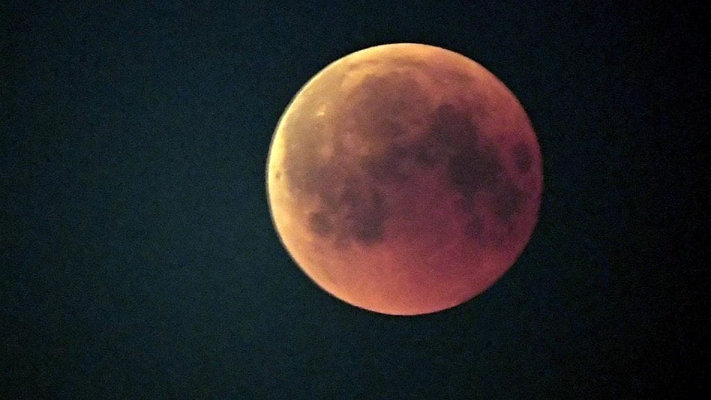 Lehtikuva kuunpimennys 27.7. Vuohijärvi