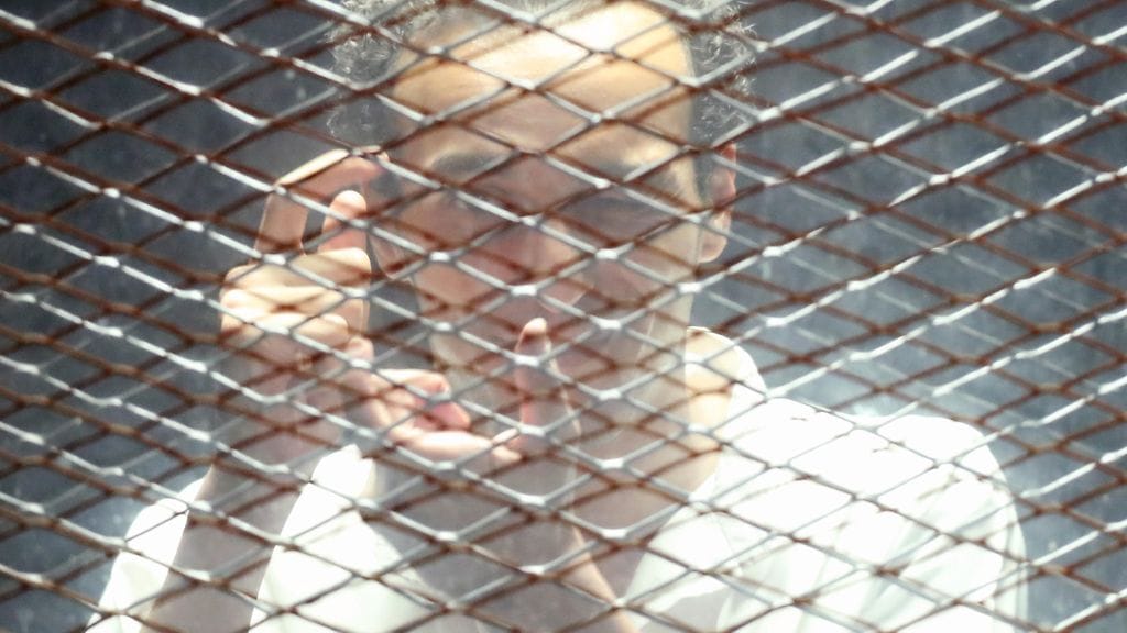 Myös nimellä Shawkan tunnettu egyptiläinen kuvajournalisti Mahmoud Abu Zeid oikeudenkäynnissä Kairossa 28. heinäkuuta 2018.