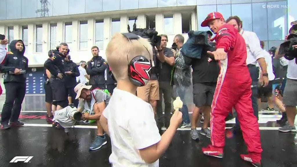 Kimi Räikkönen (oikealla) ja hänen Robin-poikansa (etualalla) olivat upeassa perhehetkessä Unkarin GP:n aika-ajojen jälkeen.