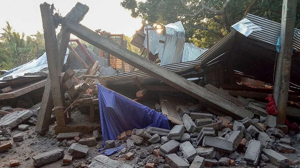 Tuhoja Lombokin viime viikkoisesta maanjäristyksestä, jossa kuoli 16 ihmistä.