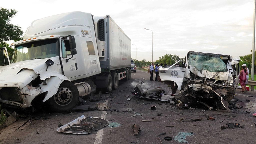 Turmabussin kyydissä oli sulhanen ja hänen perheenjäseniään.