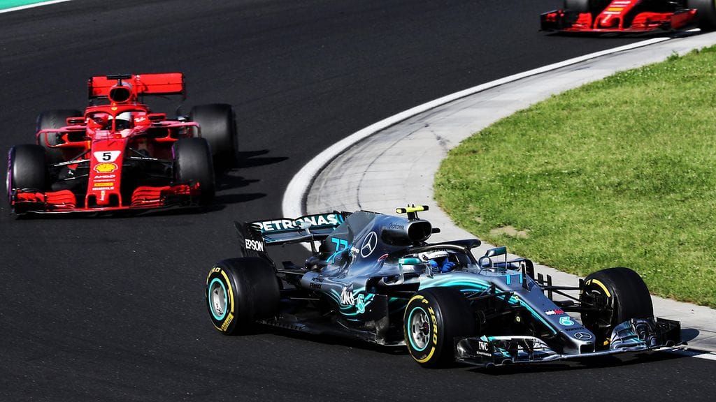 Mercedeksen suomalaiskuljettaja Valtteri Bottas yritti pitää Ferrari-kaksikkoa Sebastian Vetteliä ja Kimi Räikköstä takanaan Unkarin GP:n loppuhetkillä.