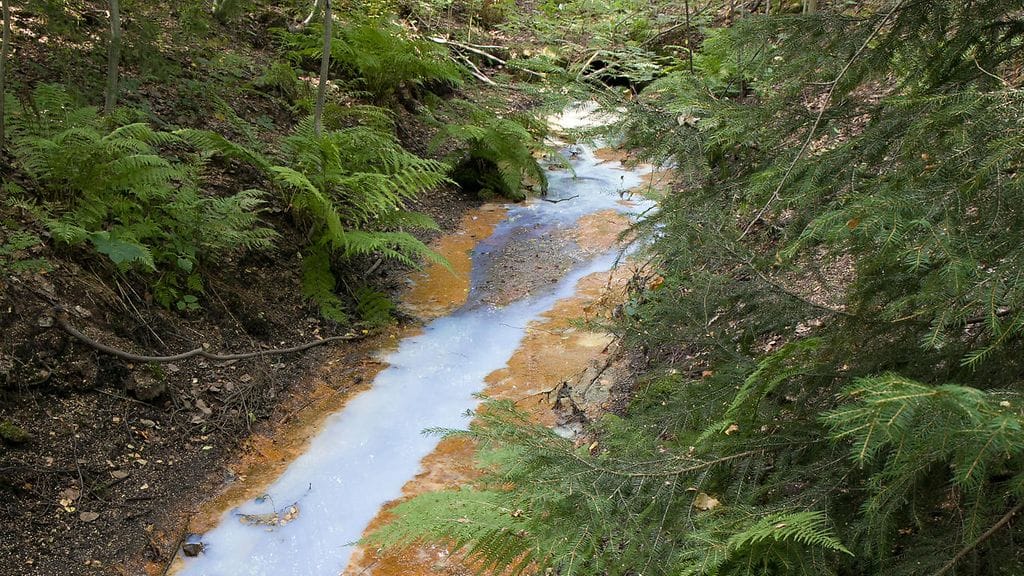 Poliisin julkaisema kuva Mustapurosta, jossa havaittiin viikonloppuna kemikaalipäästö.