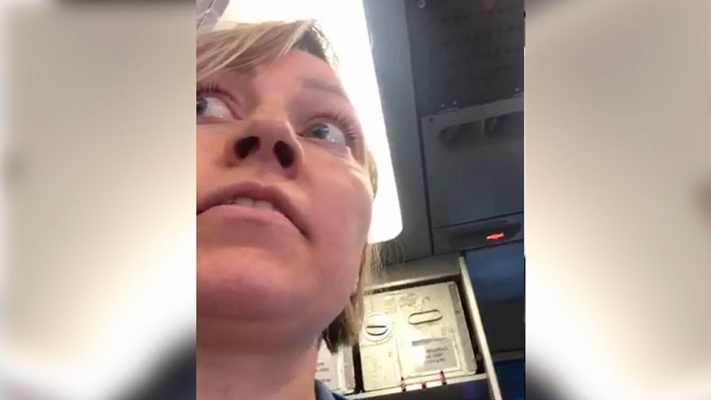 Vihreiden eduskuntaryhmän lainsäädäntösihteeri Aino Pennanen yritti estää pakkopalautusta suorittaneen Finnairin lentokoneen lähtöä Helsinki-Vantaan lentokentällä heinäkuussa.