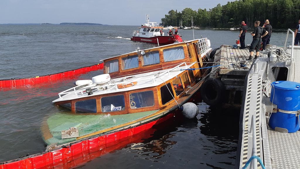 Matkustaja-alus upposi viime viikon perjantaina Helsingin edustalla, Sipoon puolella sijaitsevan Musta-Hevosen saaren laituriin. Matkustajat evakuoitiin laivasta ennen sen uppoamista.