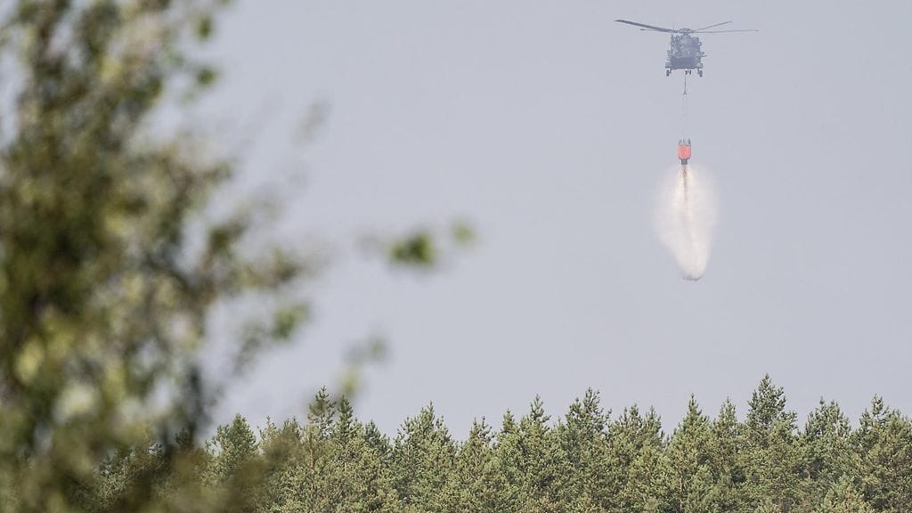 Puolustusvoimien NH90-helikopteri osallistui turvetuotantoalueelta sunnuntaina alkunsa saaneen maastopalon sammutustöihin Kauhavan Viinikassa 30. heinäkuuta 2018.
