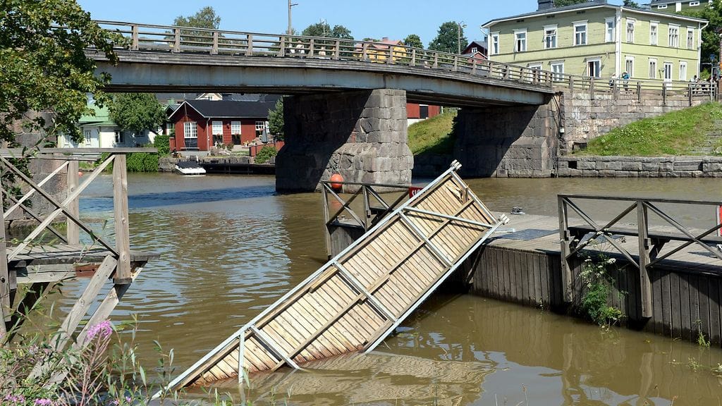 Porvoon Vanhan sillan kupeessa olevalle ponttoonilaiturille johtava kävelysilta Porvoossa 22. heinäkuuta 2018. Viisitoista ihmistä joutui veden varaan myöhään lauantai-iltana, kun laiturille johtanut kävelysilta kääntyi ympäri Porvoossa.