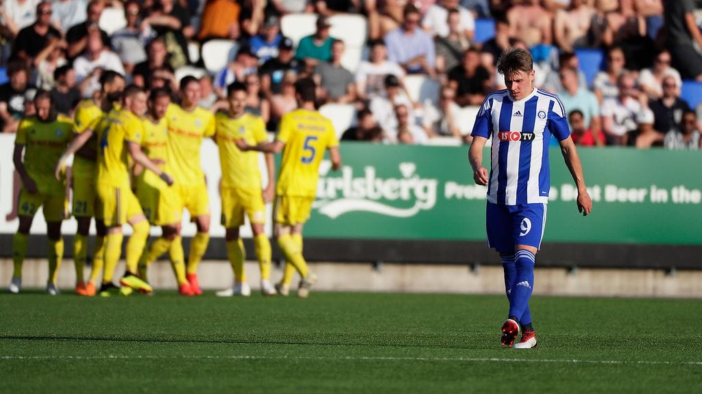 HJK:n pettynyt Riku Riski, taustalla Baten juhlivat pelaajat.