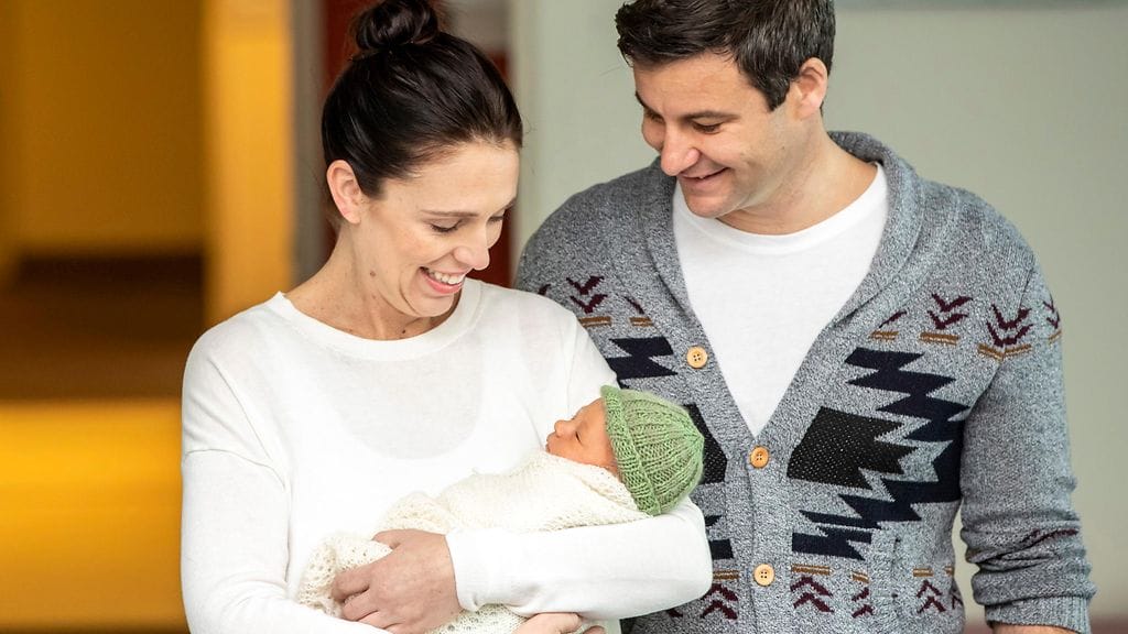Uuden-Seelannin pääministeri jacinda Ardern ja hänen puolisonsa Clarke Gayford esittelivät medialle tyttärensä Neve Te Aroha Ardern Gayfordin 24.6.2018.