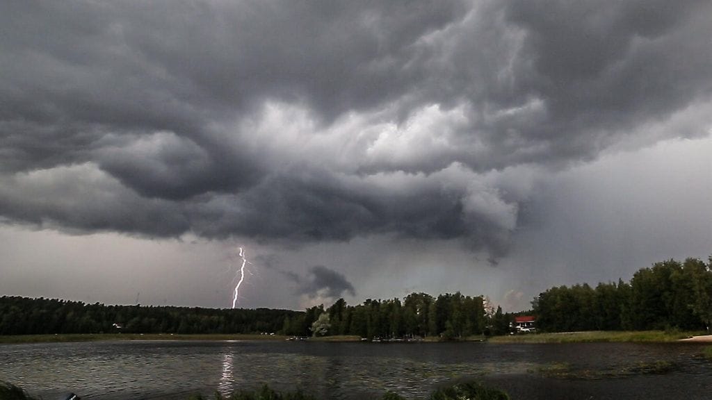 Lapin pelastuslaitos muistuttaa, että salamoilta pitää pyrkiä aina suojautumaan mikäli mahdollista.