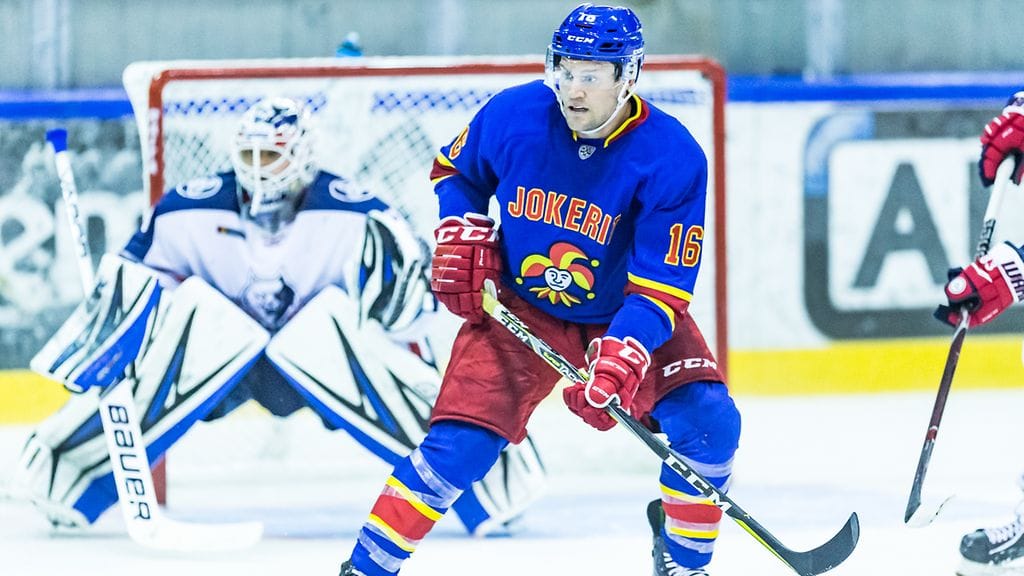 Jokereihin siirtynyt Geoff Platt (sinisessä paidassa) hakee Suomen kansalaisuutta.