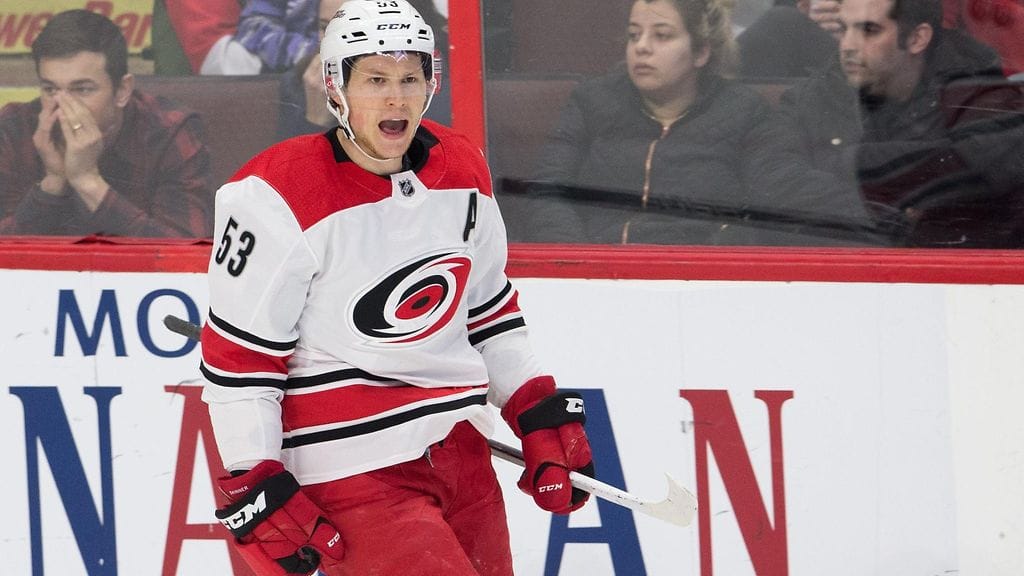 Kanadalaishyökkääjä Jeff Skinner kaupattiin Carolina Hurricanesista Buffalo Sabresiin.