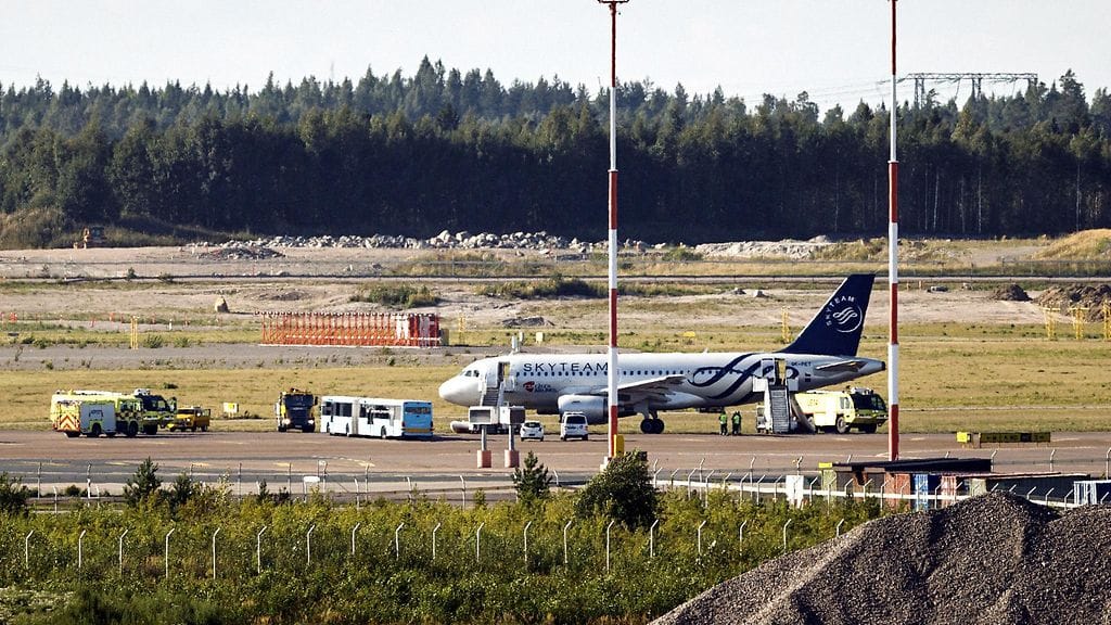 Helsinki-Vantaalla savunneesta koneesta evakuoitiin 140 ihmistä liukumäkiä pitkin.
