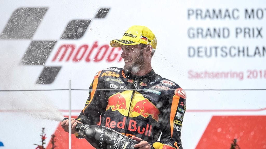 Brad Binder juhli uransa avausvoittoa Saksan Sachsenringillä.