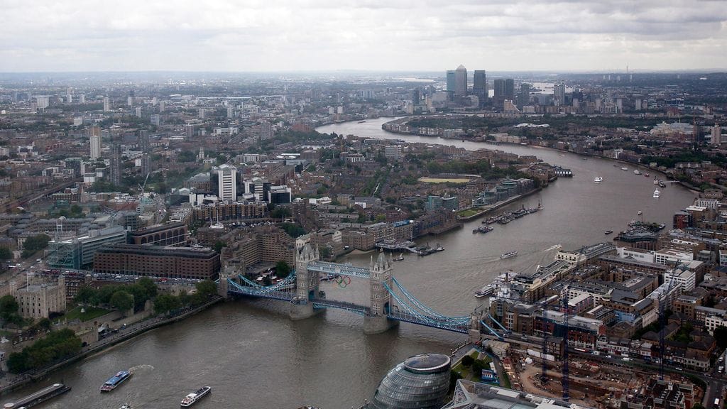 Lontoon poliisin tämänhetkisten tietojen mukaan puukottaja on toiminut yksin ja hänellä saattaa olla mielenterveysongelmia. Kaduille on lisätty poliiseja veritekojen vuoksi, ja poliisi on nostanut valmiuttaan.