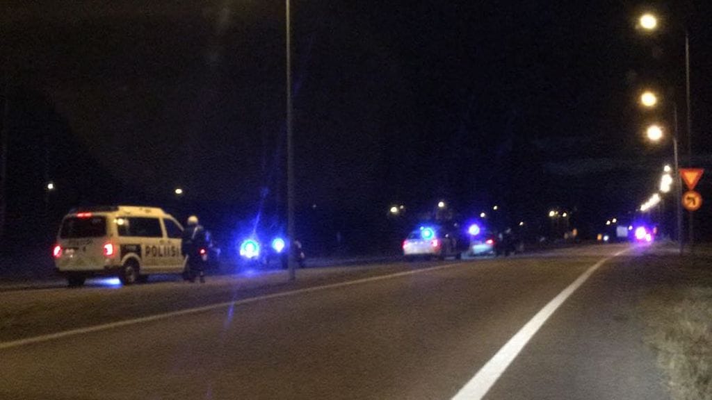 MTV Uutisten lukija kertoo paikalla olleen runsaasti poliiseja.