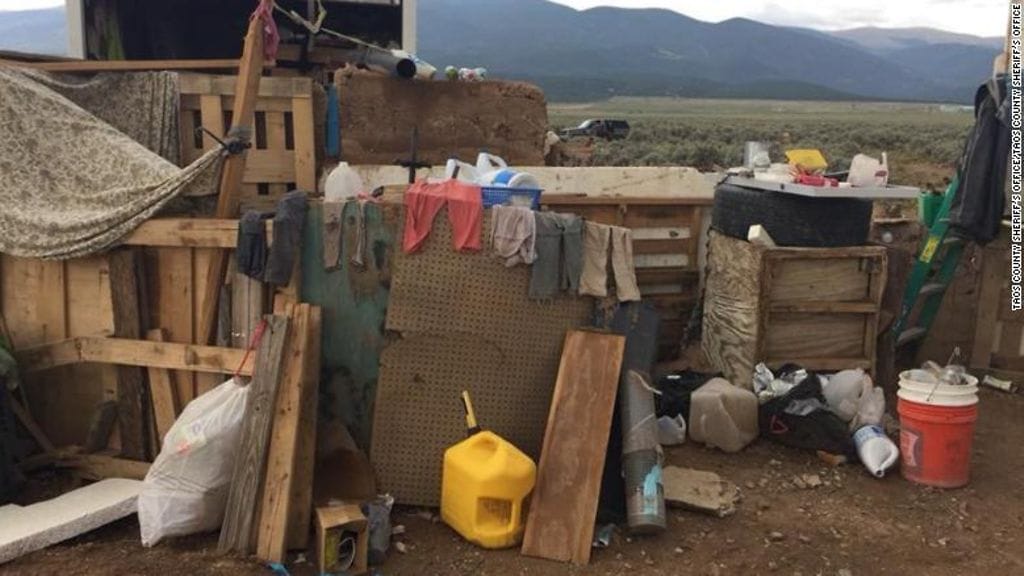 Lapset asuivat viiden aikuisen kanssa kaatopaikkaa muistuttavissa olosuhteissa.