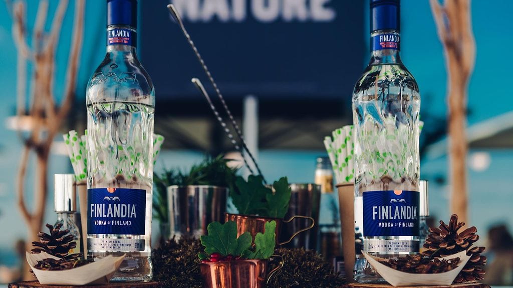 Uudistuneeseen Finlandia Vodka -pulloon on tuotu takaisin alkuperäistä värimaailmaa.