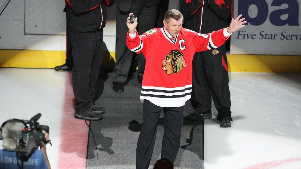 Stan Mikita tiputtamassa avauskiekkoa vuonna 2009.