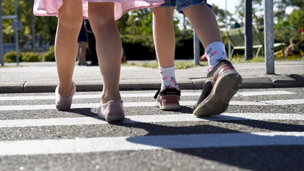 Monet pienet koululaiset aloittavat huomenna koulutaipaleensa.