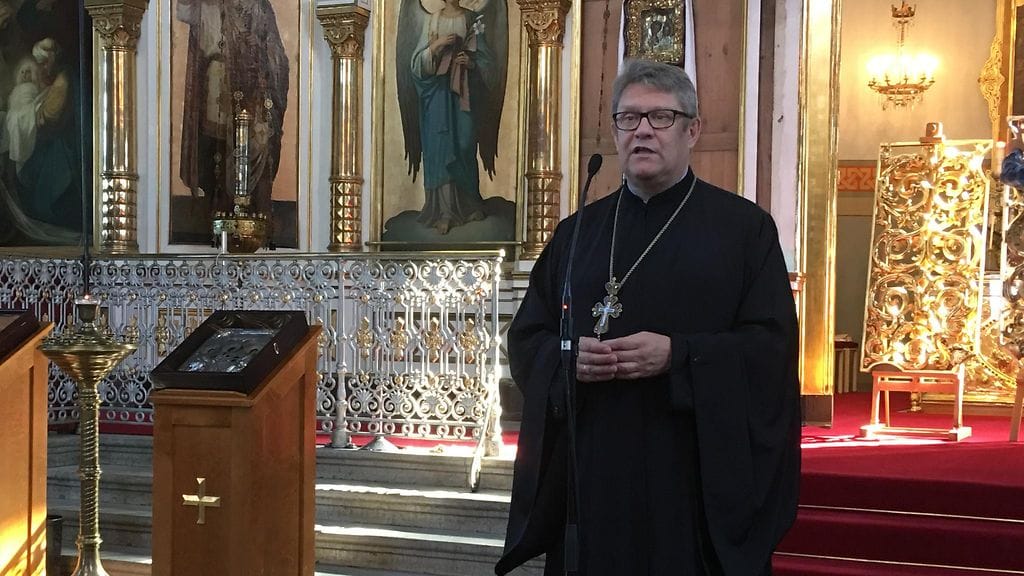 Helsingin ortodoksisen seurakunnan kirkkoherra Markku Salminen kotikirkossaan