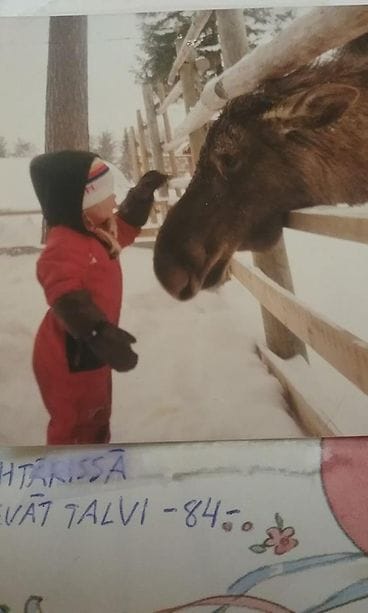 Anna_Holmberg_Ähtärissä_kevättalvella_84_Siinä minä olen päättänyt mennä silittämään hirveä