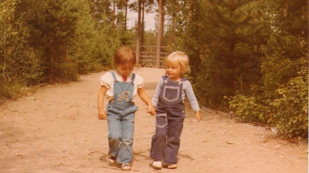 Päivi_Välinen_300618_Serkkulikan kanssa joskus 80-luvulla