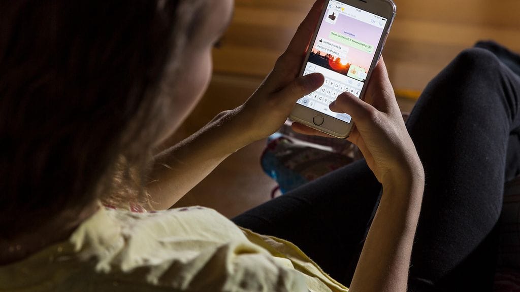 Sosiaalinen media aiheuttaa nuorille naisille ulkonäköpaineita. Kuvituskuva.