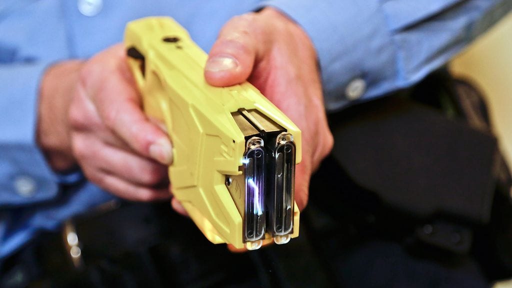 Poliisi kertoi joutuneensa käyttämään etälamautinta miehen väkivaltaisuuden vuoksi.