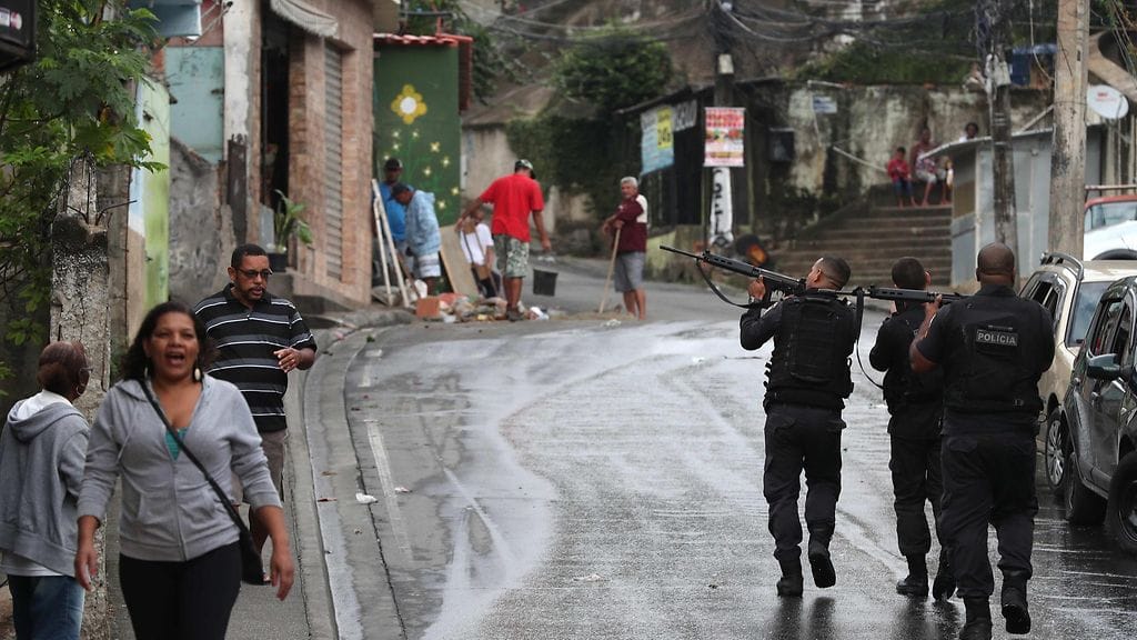 Poliisit partioivat Cachoeirinhan favelassa Rio de Janeirossa kesäkuussa 2018. Kuvituskuva.
