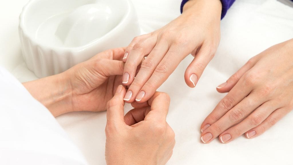 Brittinainen toivoo kynsiteknikkojen kiinnittävän huomiota asiakkaiden kuperiin kynsiin. Kuvituskuva.