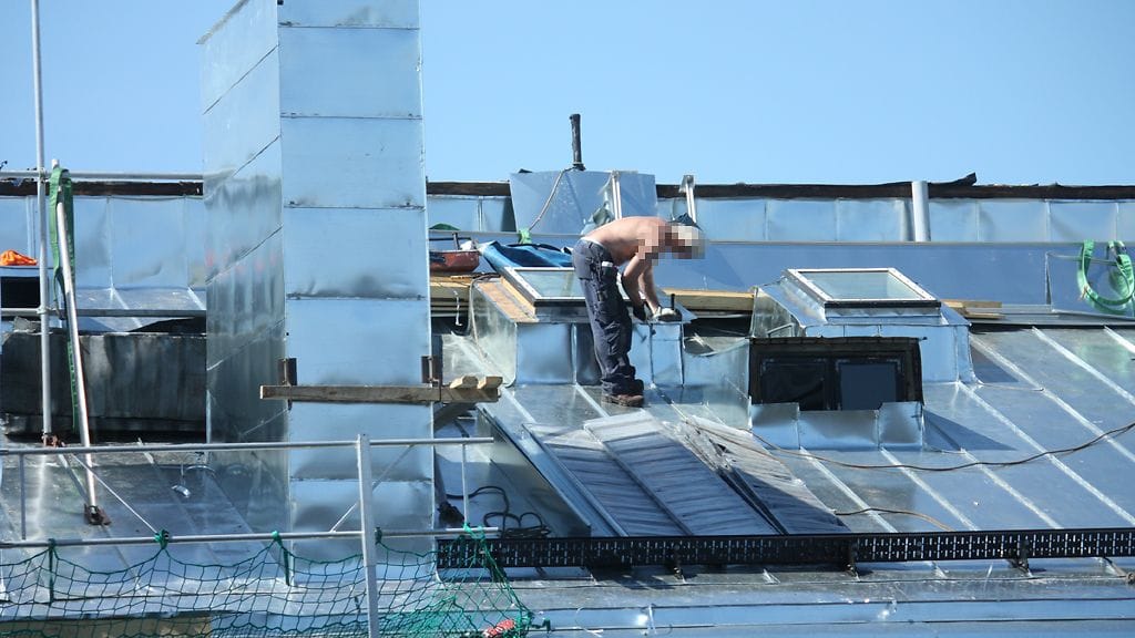 Mitä vialla? Helsinkiläistalon katolla korjaantuu katto – useita työturvallisuusmääräyksiä rikkoen.