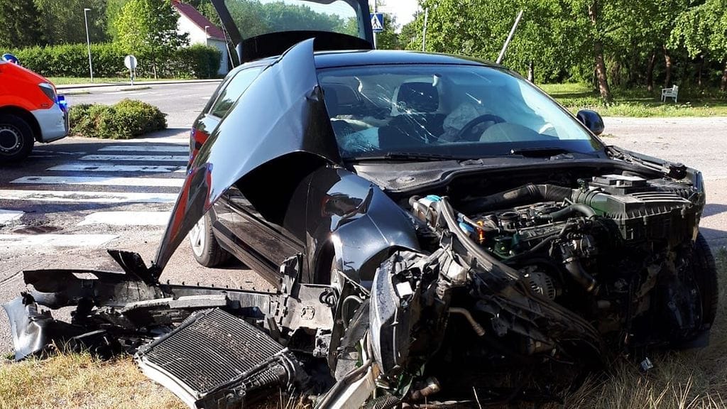 Takaa-ajo päättyi lopulta kolariin. Miehet olivat kätkeneet saalista metsikköön useiden kilometrien päähän.