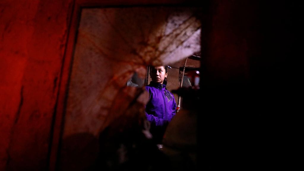 Uiguuri-vähemmistöön kuuluva tyttö ostamassa leipää Xianjingissa.