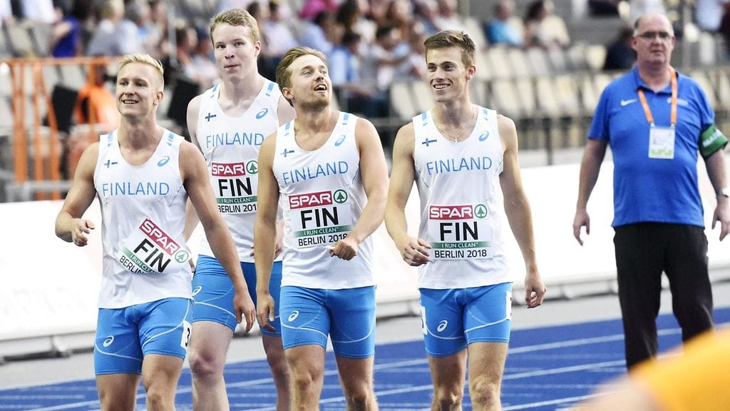 Suomen miesten pikaviestijoukkue juoksee EM-finaalissa.