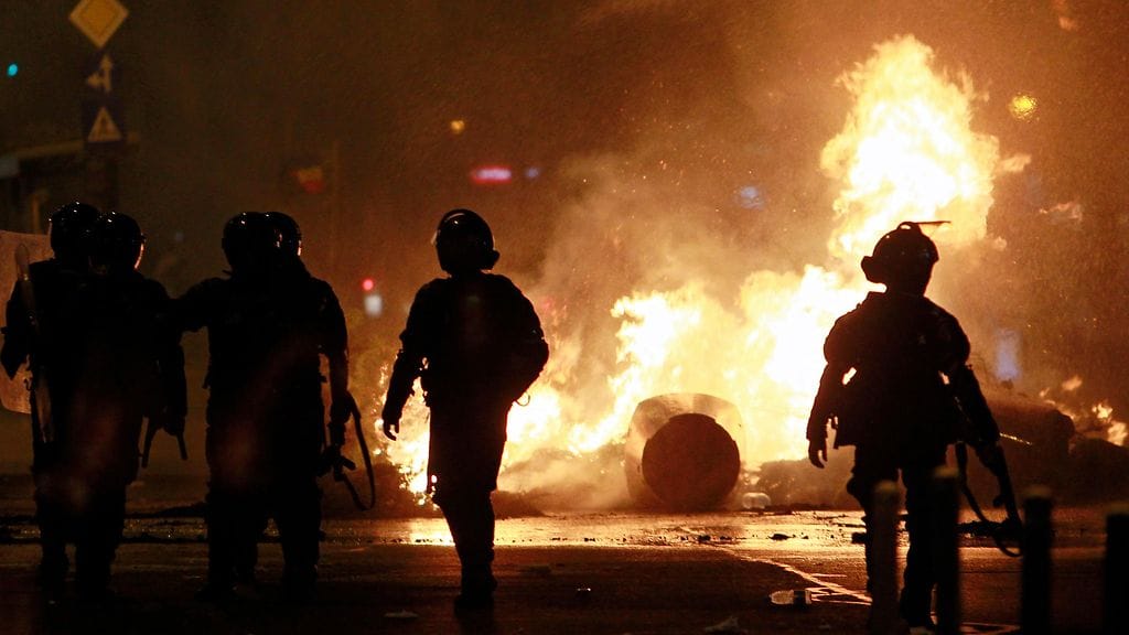 Romanian protestit jatkuvat kolmatta päivää. Mellakkapoliisit kävelevät mielenosoituksen runtelemilla kaduilla Bukarestissä.