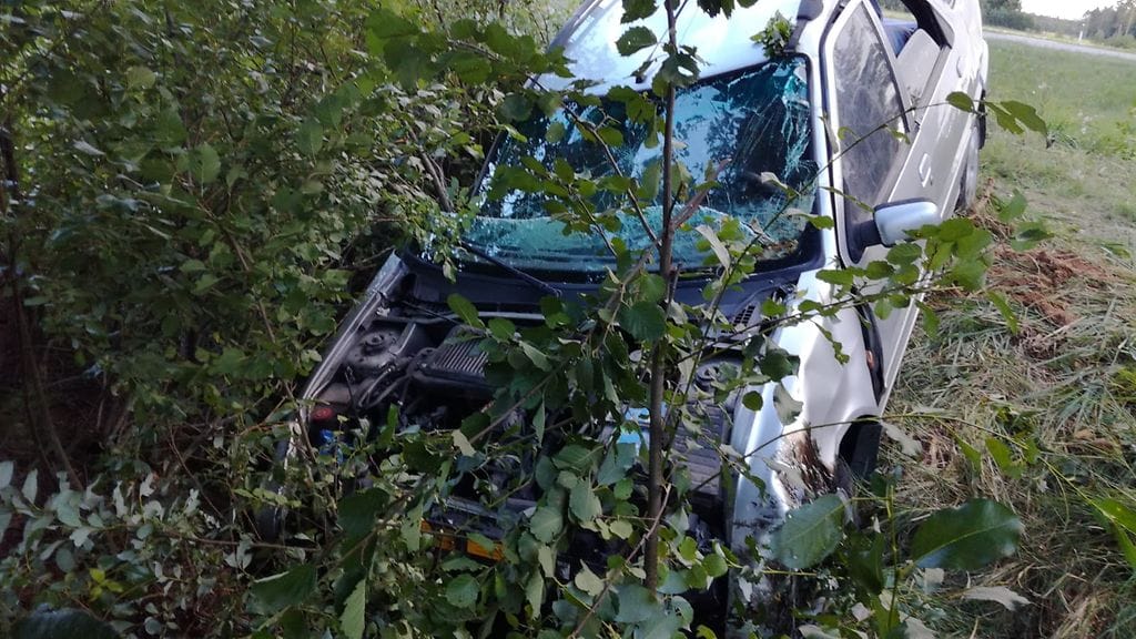 Autosta jouduttiin leikkaamaan lopulta katto irti, jotta nainen saatiin ulos.