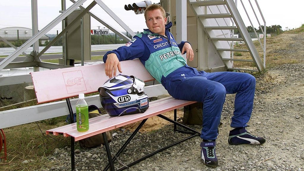 Kimi Räikkönen istahti penkille Japanin GP:n 2001 ulosajonsa jälkeen.