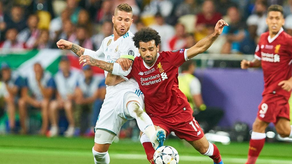 Real Madridin Sergio Ramos ja Liverpoolin Mohamed Salah taistelemassa pallosta Mestarien liigan finaalissa.