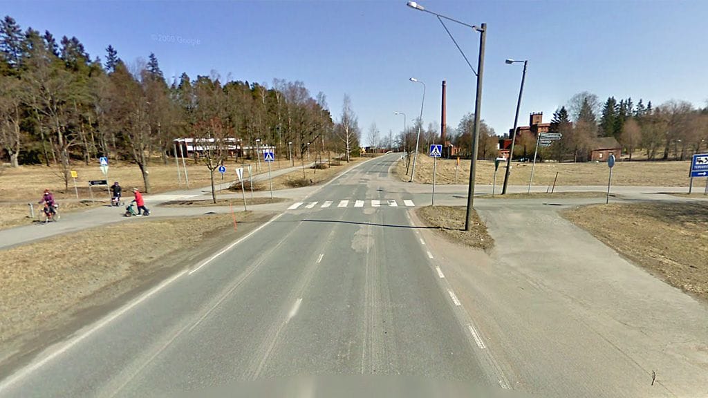 Vähikkäläntie Tervakoskelle päin, oikealle kääntyy Tervajoentie.