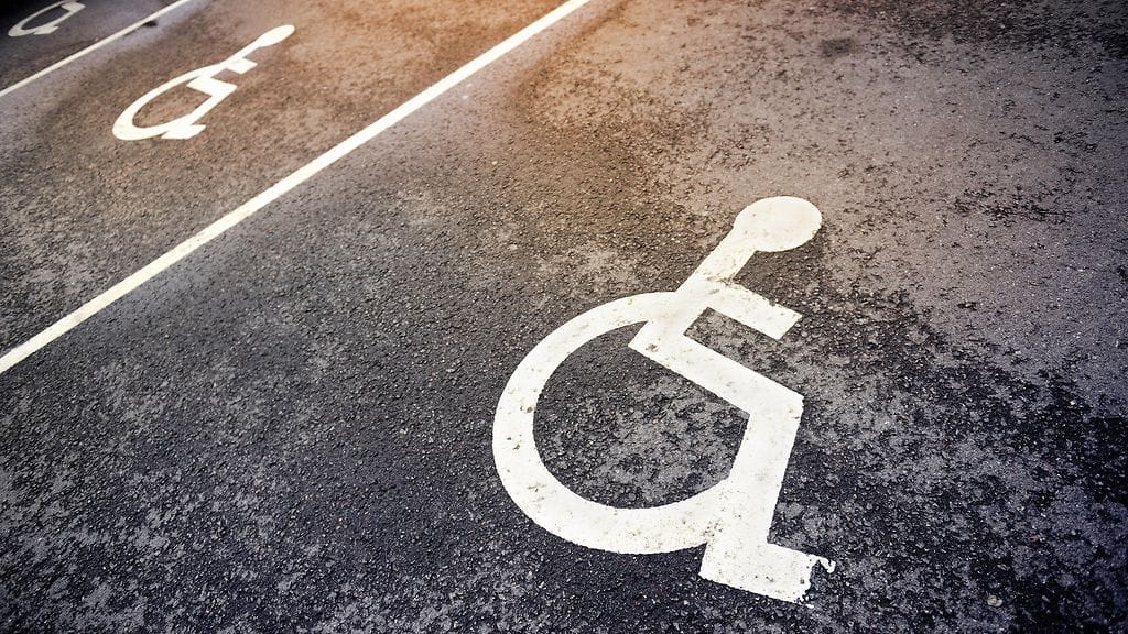 parkkipaikka, parkkiruutu, invalidi, invapaikka