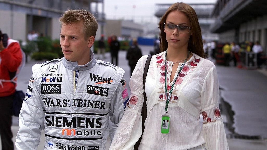Kimi Räikkönen ja Jenni Dahlman varikolla vuonna 2002.