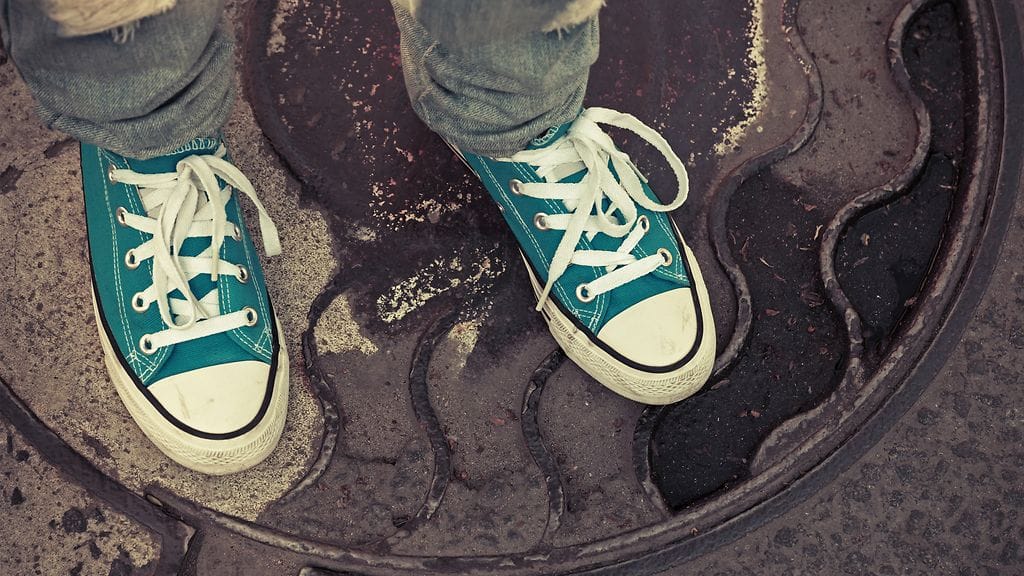 Kuvituskuva. Tytöt muun muassa repivät uhria hiuksista, löivät tätä nyrkillä päähän useita kertoja ja potkivat tätä jalkoihin.