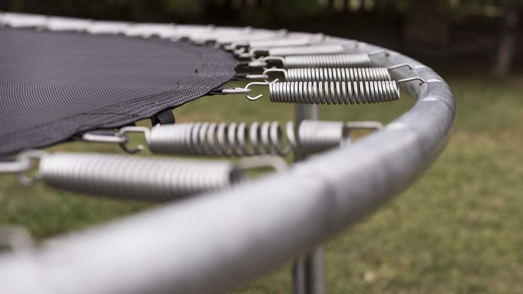 Lääkärihoitoa vaativia trampoliinionnettomuuksia sattuu vuosittain ainakin noin 400.