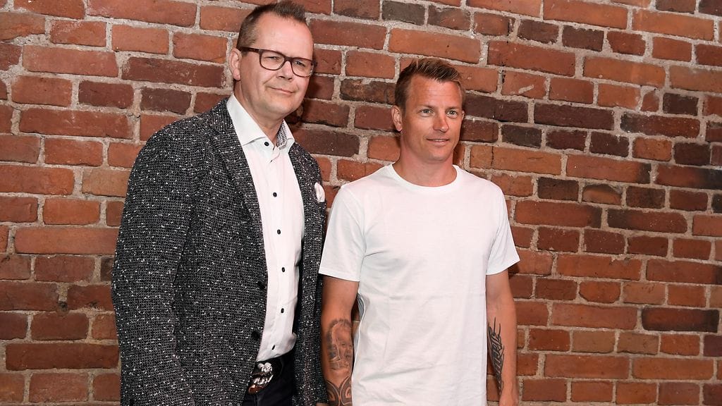 Kari Hotakainen ja Kimi Räikkönen kirjanjulkaisutilaisuudessa elokuussa 2018.