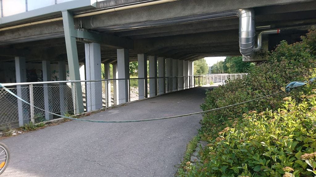 Pirjo Seikulan ottamassa ja Facebookissa julkaisemassa kuvassa näkyy, että kuormaliina oli solmittu tiukasti toisesta päästä alikulun valaisinpylvääseen ja toisesta päästä junaradan puoleiseen aitaan.